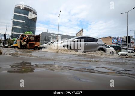 Peshawar, Peshawar, Pakistan. 19 février 2024. Des tempêtes de pluie ont frappé la ville pakistanaise de PeshawarPESHAWAR, PAKISTAN, 17 FÉVRIER : des gens tentent de déplacer une route inondée après que des tempêtes de pluie ont frappé la ville pakistanaise de Peshawar le 17 février. (Crédit image : © Hussain Ali/ZUMA Press Wire) USAGE ÉDITORIAL SEULEMENT! Non destiné à UN USAGE commercial ! Crédit : ZUMA Press, Inc/Alamy Live News Banque D'Images