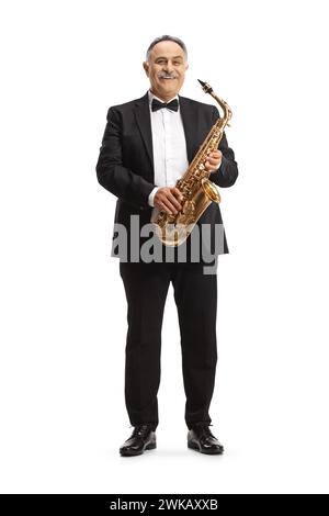 Portrait en pied d'un musicien mature tenant un sax et souriant isolé sur fond blanc Banque D'Images