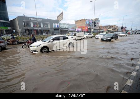 Peshawar, Peshawar, Pakistan. 19 février 2024. Des tempêtes de pluie ont frappé la ville pakistanaise de PeshawarPESHAWAR, PAKISTAN, 17 FÉVRIER : des gens tentent de déplacer une route inondée après que des tempêtes de pluie ont frappé la ville pakistanaise de Peshawar le 17 février. (Crédit image : © Hussain Ali/ZUMA Press Wire) USAGE ÉDITORIAL SEULEMENT! Non destiné à UN USAGE commercial ! Crédit : ZUMA Press, Inc/Alamy Live News Banque D'Images