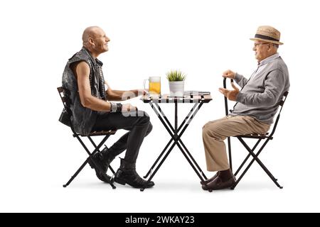 Pensionné parlant à un punk avec une pinte de bière dans un café isolé sur fond blanc Banque D'Images