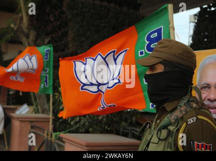 Jammu, Inde. 19 février 2024. Un policier indien monte la garde devant le stade Maulana Azad avant la visite du premier ministre Narendra Modi à Jammu. Le 19 février 2024, à Jammu, en Inde. (Crédit image : © Firdous Nazir/eyepix via ZUMA Press Wire) USAGE ÉDITORIAL SEULEMENT! Non destiné à UN USAGE commercial ! Banque D'Images