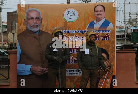 Jammu, Inde. 19 février 2024. Des policiers indiens montent la garde devant le stade Maulana Azad avant la visite du premier ministre Narendra Modi à Jammu. Le 19 février 2024, à Jammu, en Inde. (Crédit image : © Firdous Nazir/eyepix via ZUMA Press Wire) USAGE ÉDITORIAL SEULEMENT! Non destiné à UN USAGE commercial ! Banque D'Images