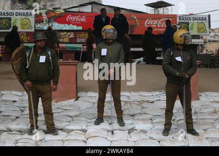 Jammu, Inde. 19 février 2024. Des policiers indiens montent la garde devant le stade Maulana Azad avant la visite du premier ministre Narendra Modi à Jammu. Le 19 février 2024, à Jammu, en Inde. (Crédit image : © Firdous Nazir/eyepix via ZUMA Press Wire) USAGE ÉDITORIAL SEULEMENT! Non destiné à UN USAGE commercial ! Banque D'Images