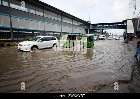 Peshawar, Peshawar, Pakistan. 19 février 2024. Des tempêtes de pluie ont frappé la ville pakistanaise de PeshawarPESHAWAR, PAKISTAN, 17 FÉVRIER : des gens tentent de déplacer une route inondée après que des tempêtes de pluie ont frappé la ville pakistanaise de Peshawar le 17 février. (Crédit image : © Hussain Ali/ZUMA Press Wire) USAGE ÉDITORIAL SEULEMENT! Non destiné à UN USAGE commercial ! Crédit : ZUMA Press, Inc/Alamy Live News Banque D'Images
