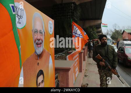 Jammu, Inde. 19 février 2024. 19 février 2024, Jammu, Inde : un soldat paramilitaire indien se promène devant le stade Maulana Azad avant la visite du premier ministre Narendra Modi à Jammu. Le 19 février 2024, à Jammu, en Inde. (Photo de Firdous Nazir/Eyepix Group) crédit : Sipa USA/Alamy Live News Banque D'Images