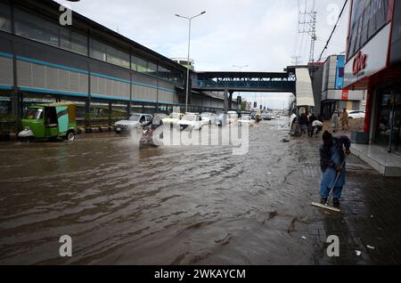 Peshawar, Peshawar, Pakistan. 19 février 2024. Des tempêtes de pluie ont frappé la ville pakistanaise de PeshawarPESHAWAR, PAKISTAN, 17 FÉVRIER : des gens tentent de déplacer une route inondée après que des tempêtes de pluie ont frappé la ville pakistanaise de Peshawar le 17 février. (Crédit image : © Hussain Ali/ZUMA Press Wire) USAGE ÉDITORIAL SEULEMENT! Non destiné à UN USAGE commercial ! Crédit : ZUMA Press, Inc/Alamy Live News Banque D'Images