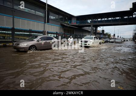 Peshawar, Peshawar, Pakistan. 19 février 2024. Des tempêtes de pluie ont frappé la ville pakistanaise de PeshawarPESHAWAR, PAKISTAN, 17 FÉVRIER : des gens tentent de déplacer une route inondée après que des tempêtes de pluie ont frappé la ville pakistanaise de Peshawar le 17 février. (Crédit image : © Hussain Ali/ZUMA Press Wire) USAGE ÉDITORIAL SEULEMENT! Non destiné à UN USAGE commercial ! Crédit : ZUMA Press, Inc/Alamy Live News Banque D'Images