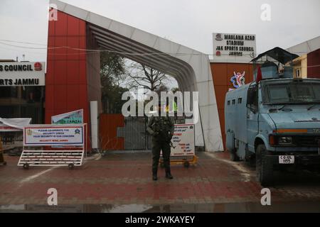 Jammu, Inde. 19 février 2024. 19 février 2024, Jammu, Inde : un soldat paramilitaire indien monte la garde devant le stade Maulana Azad avant la visite du premier ministre Narendra Modi à Jammu. Le 19 février 2024, à Jammu, en Inde. (Photo de Firdous Nazir/Eyepix Group) crédit : Sipa USA/Alamy Live News Banque D'Images