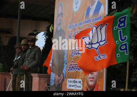 Jammu, Inde. 19 février 2024. 19 février 2024, Jammu, Inde : des policiers indiens montent la garde devant le stade Maulana Azad avant la visite du premier ministre Narendra Modi à Jammu. Le 19 février 2024, à Jammu, en Inde. (Photo de Firdous Nazir/Eyepix Group) crédit : Sipa USA/Alamy Live News Banque D'Images