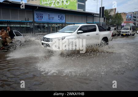 Peshawar, Peshawar, Pakistan. 19 février 2024. Des tempêtes de pluie ont frappé la ville pakistanaise de PeshawarPESHAWAR, PAKISTAN, 17 FÉVRIER : des gens tentent de déplacer une route inondée après que des tempêtes de pluie ont frappé la ville pakistanaise de Peshawar le 17 février. (Crédit image : © Hussain Ali/ZUMA Press Wire) USAGE ÉDITORIAL SEULEMENT! Non destiné à UN USAGE commercial ! Crédit : ZUMA Press, Inc/Alamy Live News Banque D'Images