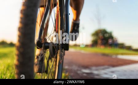 Cycliste sur un vélo. Gros plan sur la roue avant du vélo. Concept de sport et de style de vie actif. Banque D'Images