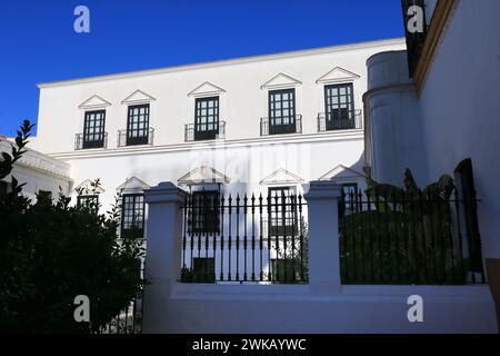 Sanlucar de Barrameda, Cadix, Espagne- 10 octobre 2023 : belle façade blanchie à la chaux du palais Guzman à Sanlucar de Barrameda Banque D'Images