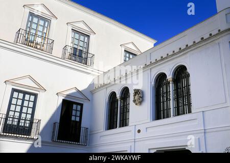 Sanlucar de Barrameda, Cadix, Espagne- 10 octobre 2023 : belle façade blanchie à la chaux du palais Guzman à Sanlucar de Barrameda Banque D'Images