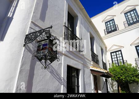 Sanlucar de Barrameda, Cadix, Espagne- 10 octobre 2023 : belle façade blanchie à la chaux du palais Guzman à Sanlucar de Barrameda Banque D'Images