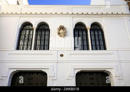 Sanlucar de Barrameda, Cadix, Espagne- 10 octobre 2023 : façade blanchie à la chaux du palais Guzmans avec armoiries en pierre sculptée Banque D'Images