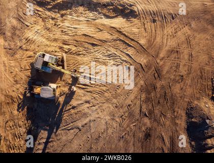 Vue aérienne de dessus du chantier de construction avec tracteur et bulldozer. Matériel de terrassement. Banque D'Images