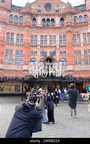 Les touristes posent devant le Palace Theatre dans le West End de Londres Royaume-Uni montrant la pièce Harry Poter et l'enfant maudit photo janvier 2024 Banque D'Images
