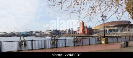 Une vue panoramique sur la baie de Cardiff et le front de mer montrant la zone commerciale avec restaurants et cinéma, le Pierhead Building et le Senned. Banque D'Images