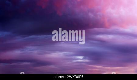 Fond de ciel de coucher de soleil dramatique avec des nuages sombres. Arrière-plan naturel. Flou de mise au point. Banque D'Images