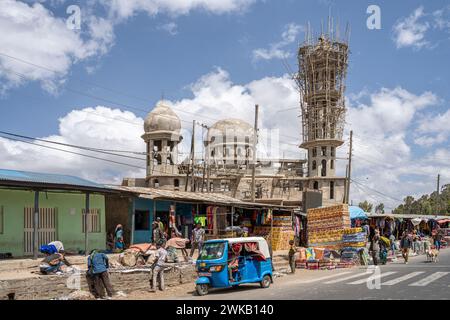 Une nouvelle mosquée en construction, la construction d'une nouvelle grande mosquée Masjid en Ethiopie, avec un grand dôme et un haut minaret, échafaudages en bois. Banque D'Images