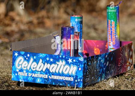 Saint John, NB, Canada - 2024-02-15 : une boîte colorée de feux d'artifice usagés jette le sol. Concentrez-vous sur le tube le plus proche. Banque D'Images