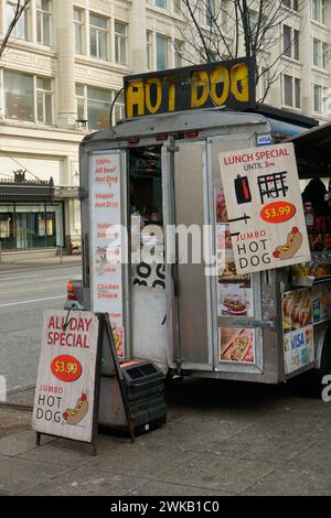 Wagon de nourriture pour hot-dogs dans le centre-ville de Vancouver, Colombie-Britannique, Canada Banque D'Images