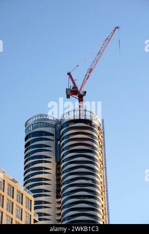 Grue Derrick sur le dessus du Butterfly, une tour résidentielle de luxe de 57 étages en construction à Vancouver, Colombie-Britannique, Canada Banque D'Images