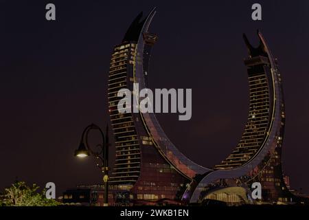 Katara Hospitality Tower, Crescent Tower, à Lusail, Qatar au crépuscule montrant l'architecture unique de la tour illuminée Banque D'Images