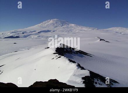 Antarctique, 1998 : la vue du mont Erebus depuis Castle Rock sur l'île Ross, Antarctique photo:Ginny Figlar. Banque D'Images