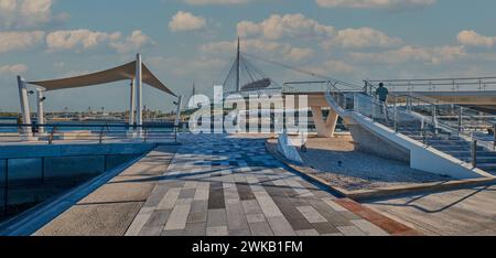 Les ponts piétonniers de Lusail o le pont de verre de Lusail, à Lusail, au Qatar, est un pont suspendu qui traverse l'île de Qetaifan Sud 1, 2 et 3. Banque D'Images