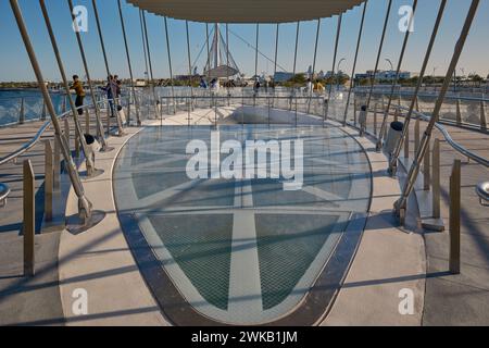 Les ponts piétonniers de Lusail o le pont de verre de Lusail, à Lusail, au Qatar, est un pont suspendu qui traverse l'île de Qetaifan Sud 1, 2 et 3. Banque D'Images