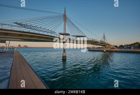 Les ponts piétonniers de Lusail o le pont de verre de Lusail, à Lusail, au Qatar, est un pont suspendu qui traverse l'île de Qetaifan Sud 1, 2 et 3. Banque D'Images