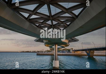 Les ponts piétonniers de Lusail o le pont de verre de Lusail, à Lusail, au Qatar, est un pont suspendu qui traverse l'île de Qetaifan Sud 1, 2 et 3. Banque D'Images