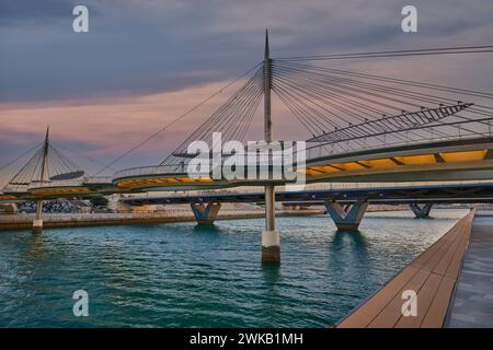 Les ponts piétonniers de Lusail o le pont de verre de Lusail, à Lusail, au Qatar, est un pont suspendu qui traverse l'île de Qetaifan Sud 1, 2 et 3. Banque D'Images