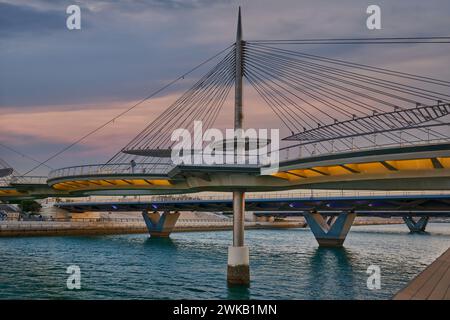 Les ponts piétonniers de Lusail o le pont de verre de Lusail, à Lusail, au Qatar, est un pont suspendu qui traverse l'île de Qetaifan Sud 1, 2 et 3. Banque D'Images