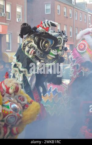 Boston, Massachusetts, États-Unis. 18 février 2024. Chinatown Boston nouvel an lunaire 2024 année du Dragon. Les résidents de Chinatown célèbrent avec des danses de lion dans tout le quartier asiatique. (Crédit image : © Kenneth Martin/ZUMA Press Wire) USAGE ÉDITORIAL SEULEMENT! Non destiné à UN USAGE commercial ! Banque D'Images