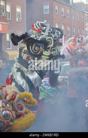 Boston, Massachusetts, États-Unis. 18 février 2024. Chinatown Boston nouvel an lunaire 2024 année du Dragon. Les résidents de Chinatown célèbrent avec des danses de lion dans tout le quartier asiatique. (Crédit image : © Kenneth Martin/ZUMA Press Wire) USAGE ÉDITORIAL SEULEMENT! Non destiné à UN USAGE commercial ! Banque D'Images