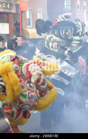 Boston, Massachusetts, États-Unis. 18 février 2024. Chinatown Boston nouvel an lunaire 2024 année du Dragon. Les résidents de Chinatown célèbrent avec des danses de lion dans tout le quartier asiatique. (Crédit image : © Kenneth Martin/ZUMA Press Wire) USAGE ÉDITORIAL SEULEMENT! Non destiné à UN USAGE commercial ! Banque D'Images