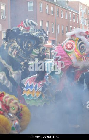 Boston, Massachusetts, États-Unis. 18 février 2024. Chinatown Boston nouvel an lunaire 2024 année du Dragon. Les résidents de Chinatown célèbrent avec des danses de lion dans tout le quartier asiatique. (Crédit image : © Kenneth Martin/ZUMA Press Wire) USAGE ÉDITORIAL SEULEMENT! Non destiné à UN USAGE commercial ! Banque D'Images