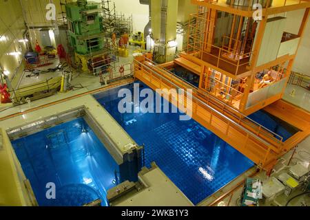 Dans le réservoir de combustible usé de la centrale nucléaire d’Angra II au complexe Central Nuclear Almirante Álvaro Alberto à Angra dos Reis, État de Rio de Janeiro, Brésil. Tous les 12 à 24 mois, environ 25 à 33 % des assemblages combustibles d’un réacteur sont déchargés dans cette piscine profonde remplie d’eau, où le refroidissement continu et la protection contre les radiations permettent aux barres radioactives intensément chaudes de se désintégrer en toute sécurité avant toute manipulation ou stockage. Banque D'Images