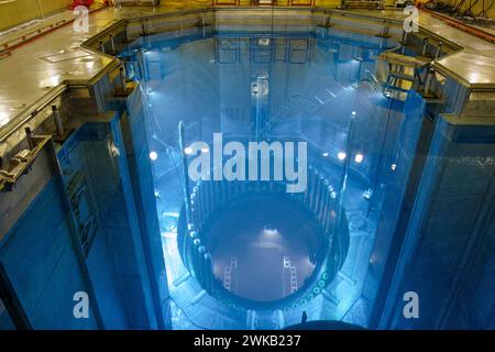 Piscine de combustible usé (SFP) de la centrale nucléaire d'Angra II - environ un quart à un tiers de la charge totale de combustible d'un réacteur est retiré du cœur tous les 12 à 24 mois et remplacé par du combustible frais - les barres de combustible usé génèrent une chaleur intense et un rayonnement dangereux cela doit être contenu pendant que le combustible est déplacé du réacteur et manipulé dans la piscine. L'eau de la piscine de combustible est refroidie en continu pour éliminer la chaleur produite par les assemblages de combustible usé. Central Nuclear Almirante Álvaro Alberto Complex, Angra dos Reis, État de Rio de Janeiro, Brésil. Banque D'Images