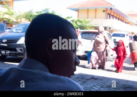 Tourné sur candide d'un jeune homme musulman Banque D'Images