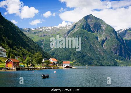 Bâtiments sur la rive du Sognefjord à Balestrand, Norvège Banque D'Images
