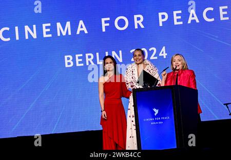 Berlin, Allemagne. 19 février 2024. Annalena Baerbock (Bündnis 90/Die Grünen, gauche-droite), ministre allemande des Affaires étrangères, l'actrice Sharon Stone et Hillary Clinton, ancienne secrétaire d'État américaine, sur scène au Gala du cinéma pour la paix de Berlin au Westhafen Event & Convention Center (WECC). Crédit : Fabian Sommer/dpa/Alamy Live News Banque D'Images