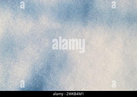 Texture de fond de neige blanche propre et fraîche. Fond d'hiver avec des flocons de neige gelés et des monticules de neige. Morceaux de neige. Détails saisonniers du paysage. Weat froid Banque D'Images