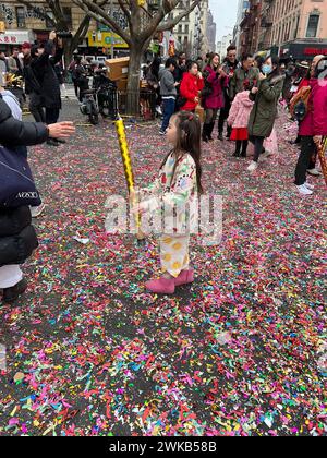 Le sol est couvert de confettis festifs au parc Sara D. Roosevelt Park à New York le jour de l'an lunaire lors de la cérémonie des pétards inaugurant l'année du Dragon en 2024. Banque D'Images