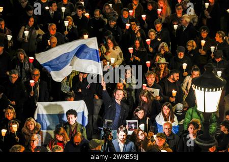 Rome, Italie. 19 février 2024. Les manifestants tiennent des drapeaux blanc-bleu-blanc, symbole de l'opposition à l'invasion russe de l'Ukraine, lors d'un rassemblement sur la colline du Capitole en mémoire du leader de l'opposition russe Alexei Navalny, dont la mort a été rapportée par la Russie dans une colonie correctrice du cercle arctique le 16 février. Crédit : Riccardo de Luca - Actualiser les images/Alamy Live News Banque D'Images