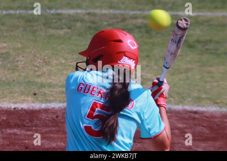 Mexico, Mexique. 18 février 2024. 18 février 2024 à Mexico, Mexique : Ximena Guerrero #5 des Diablos Rojos del Mexico frappe le ballon contre Olmecas de Tabasco lors du match de la Ligue mexicaine féminine de softball, entre Diablos Rojos et Olmecas de Tabasco au stade Ciudad Universitaria Baseball. Le 18 février 2024. À Mexico, Mexique. (Photo de Carlos Santiago/Eyepix Group/SIPA USA) crédit : SIPA USA/Alamy Live News Banque D'Images