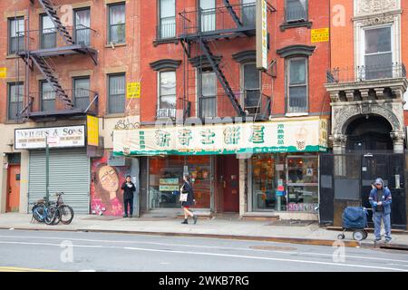 Journée d'hiver le long de East Broadway sur le Lower East Side, quartier Chinatown à Manhattan, New York. Banque D'Images