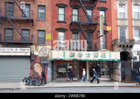 Journée d'hiver le long de East Broadway sur le Lower East Side, quartier Chinatown à Manhattan, New York. Banque D'Images